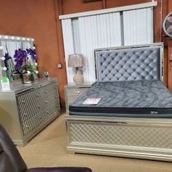 4pc Queen Bedroom Set /Hollywood Mirror 