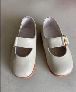 Pair of shoes for baby girl size 5 (approx. 12 to 15 months) worn only once, like new.