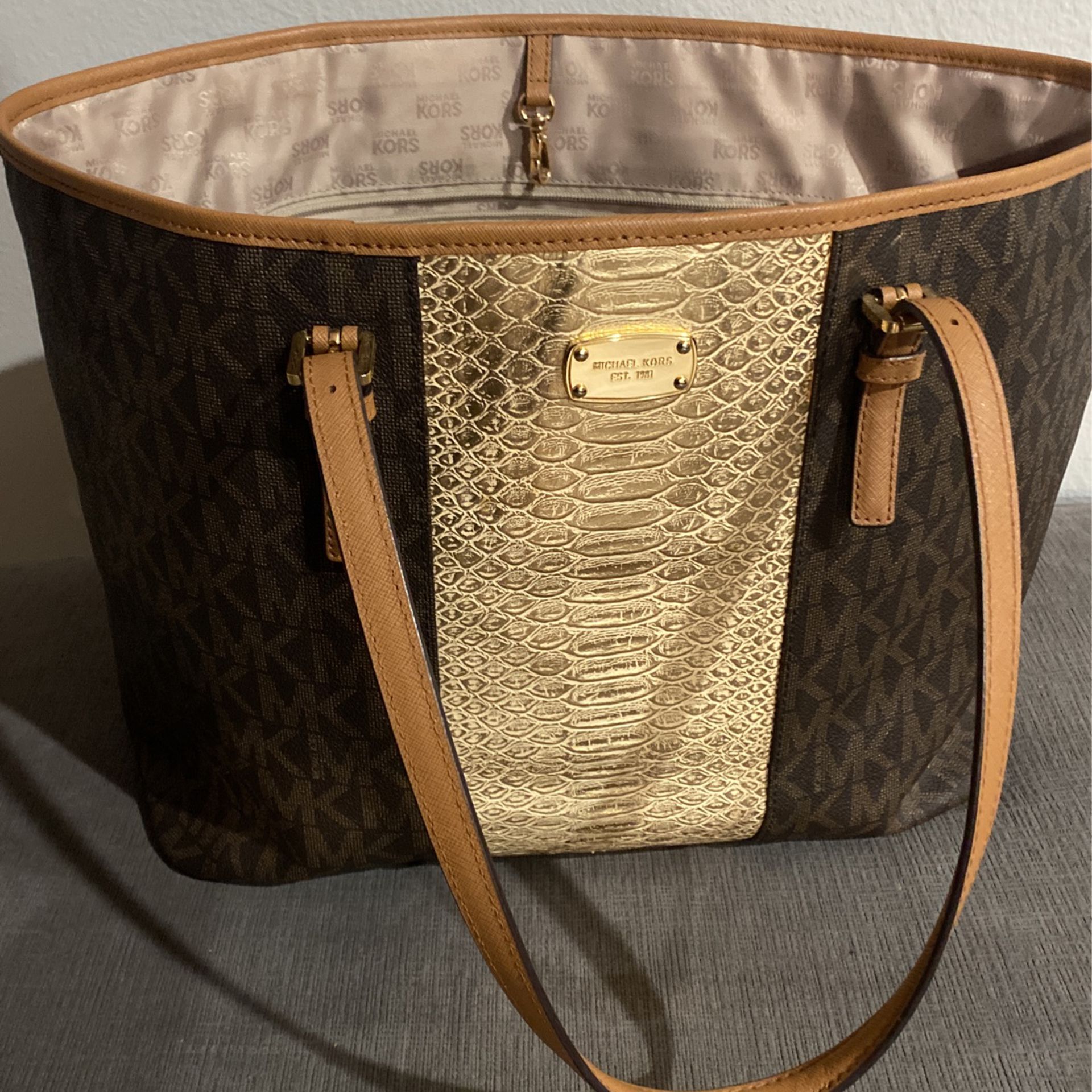 Michael Kors Tote Bag Jet Set Travel Large Carryall Tote Black Leather Gold  for Sale in Rancho Cucamonga, CA - OfferUp