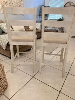 4 Bar Stools / Counter