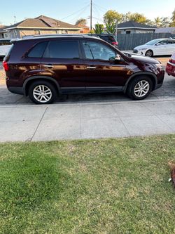 Kia sorento GDI 2014 pasa smog título limpio 133759 millas es la mas lujosa de piel 3 filas de asientos para 9 o 8 pasajeros estéreo de pantalla con c