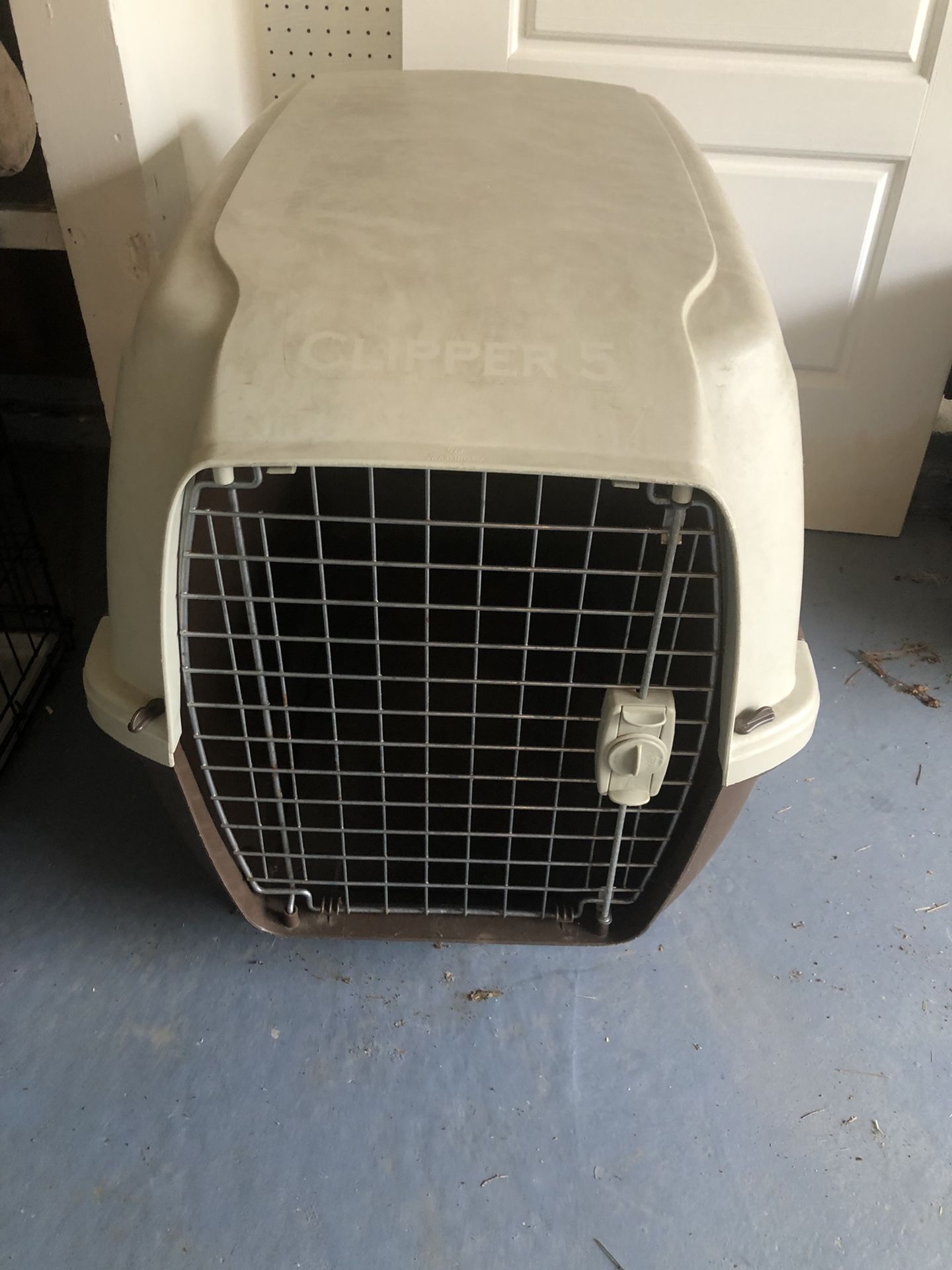 Plastic dog kennel