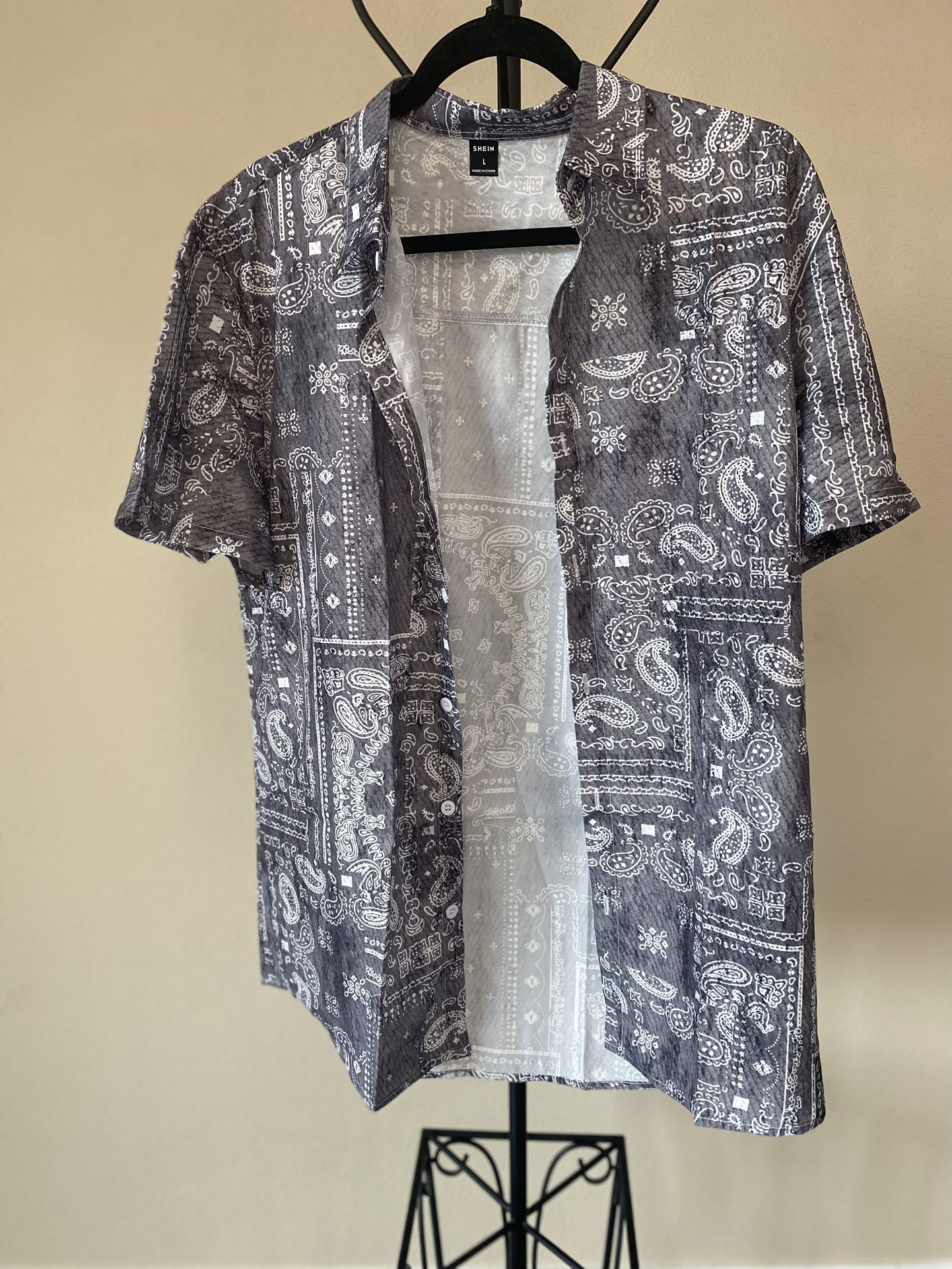 Men’s Button Up Shirt Size Large Pattern Button Up Shirt for Sale in