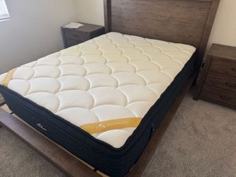 Queen DreamCloud Rest Mattress - LIKE NEW! Delivery Available