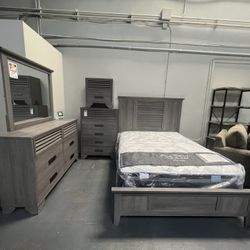 4pc Queen Sized Bedroom Set