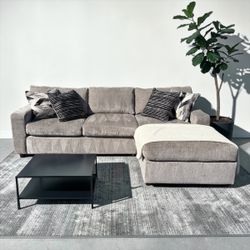 FREE DELIVERY - Like New Rooms To Go Sectional