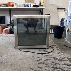 Mini fridge 