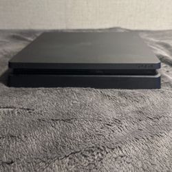 Playstation 4 (Slim) 