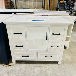 Brand new bathroom vanity in White Color “42" single sink, soft close and solid wood. 6 drawers, single Door and modern handles with marble top