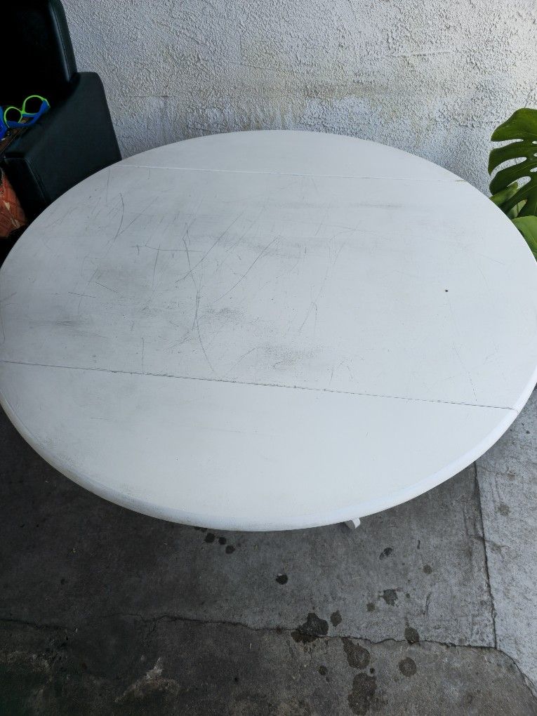 Round Dining Table 