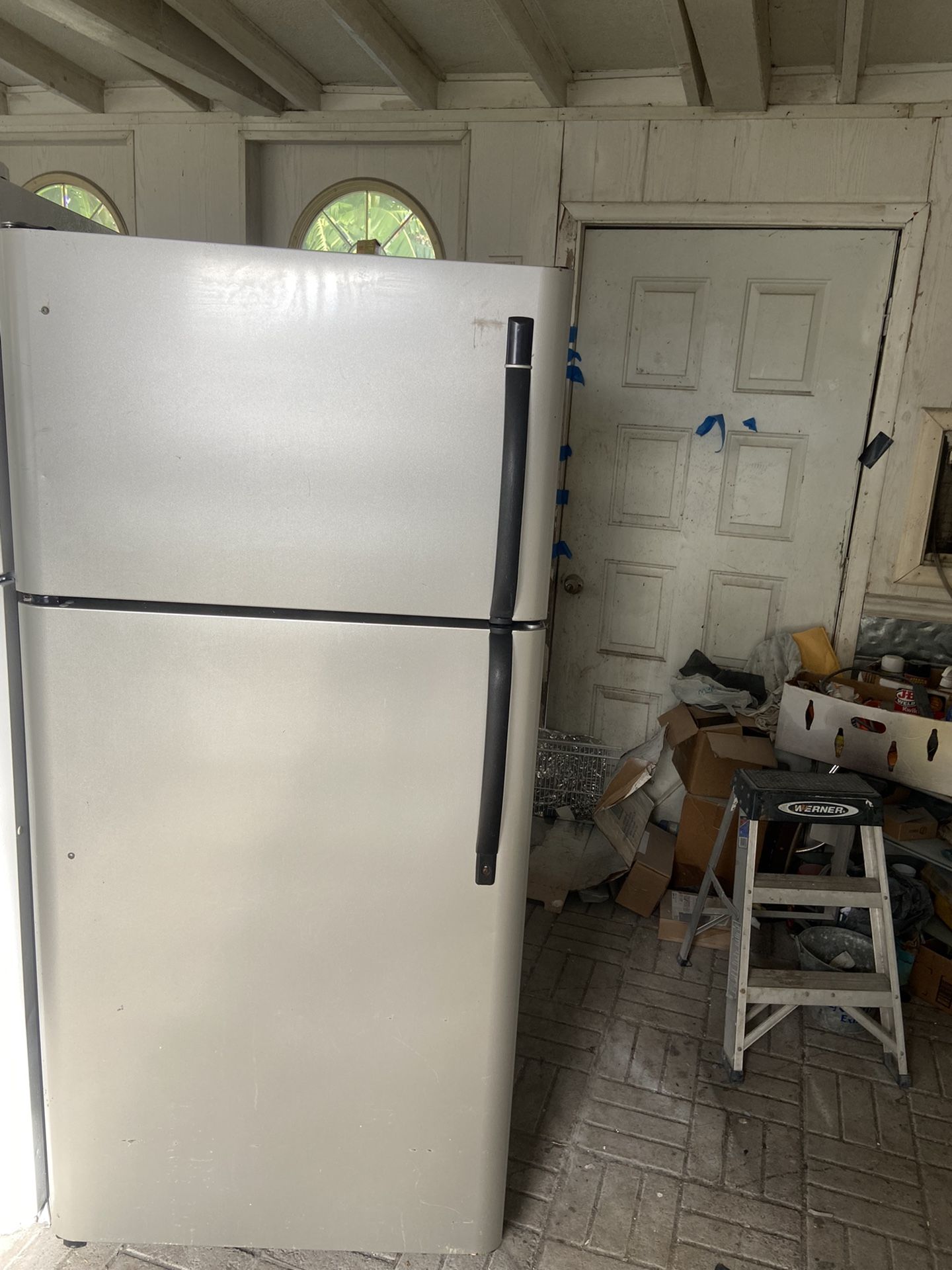 BEAUTIFUL STAINLESS STEEL EXCELLENT RUNNING FRIDGE. 18 CU.FT.  FRIDGIDAIRE BRAND. RUNS LIKE BRAND NEW. LOOKS LIKE STAINLESS STEEL BUT IM NOT SURE IF I