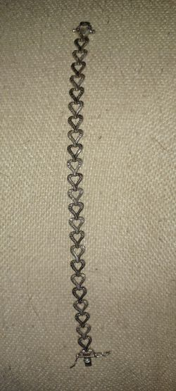 7 1/2 Inch Heart Balck And White Diamond Chip Bracelet