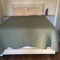 Bed and 2 Night Stands 