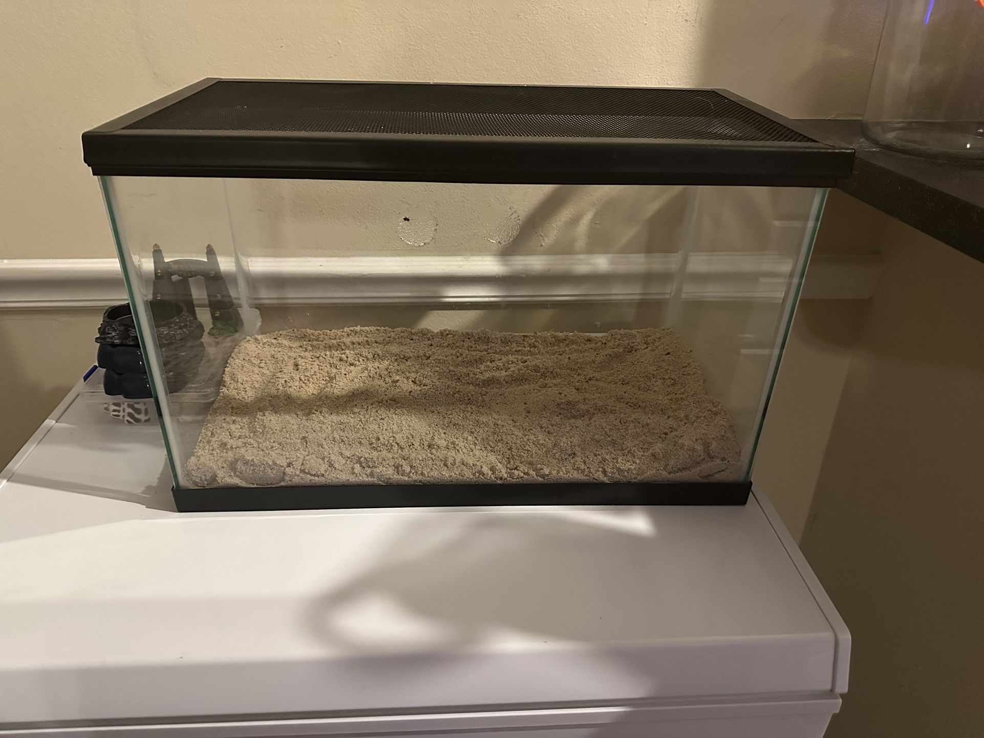 20 Gallon Tank. With Hermit Crab Sand Beach  And Lid 
