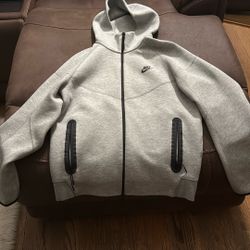 grey nike tech size M