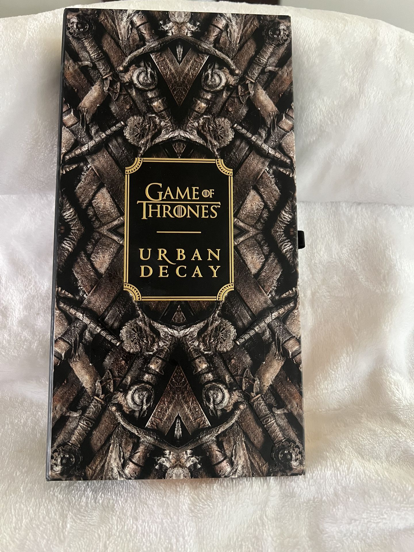 Urban Decay Game Of Thrones Eyeshadow Palette 
