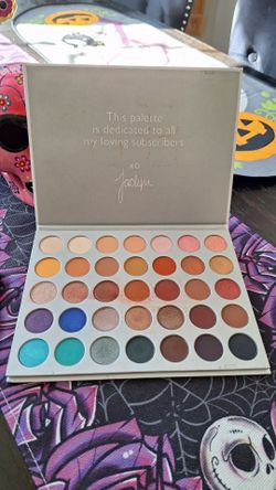 MORPHE  EYESHADOW  PALLETE $10