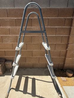 Pool ladder