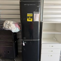 Frigidaire Retro 9.2 cu. ft. Bottom Mount Refrigerator