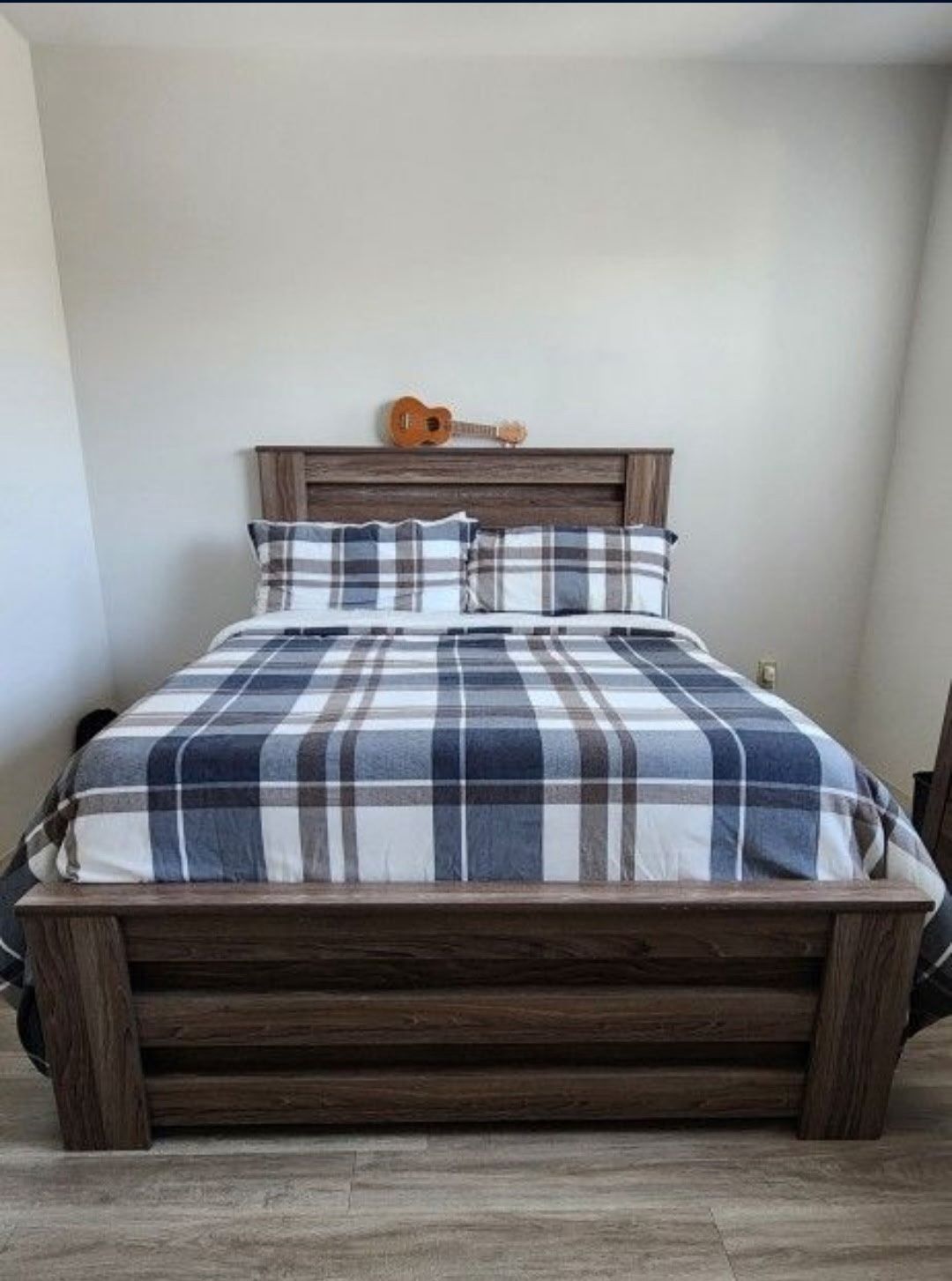 Zelen Panel Queen Bedroom Set with Dresser, Mirror, and Nightstand