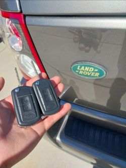 Car Keys And Remotes  / Llaves De Carro Y Controlles 