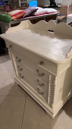 Vintage Lexington chest of drawers