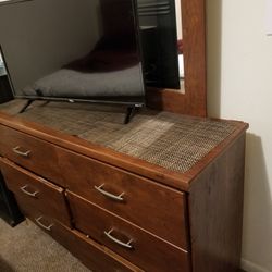 Dresser With Mirror