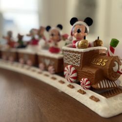 Hallmark 2016 Mickey Mouse Disney Christmas Express Musical Train with Track!