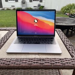 2019/2020 Macbook Pro 13 Touchbar 2.4 i5 8GB 512GB Like New 