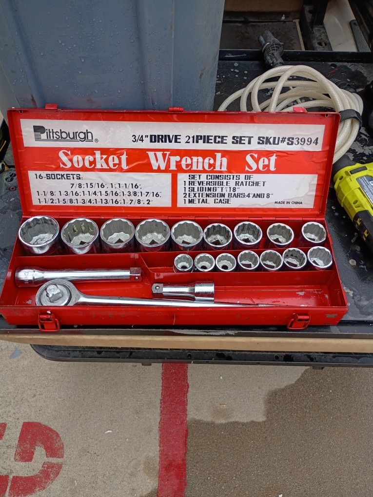SOCKET WRENCH SET (PITTSBURGH) WITH METAL CASE 