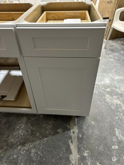 WHITE SHAKER CABINET