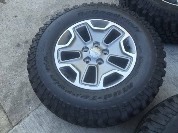 NEW Jeep Rubicon WHEELS & BFG M/T TIRES ! Set of 5 Factory RIMS