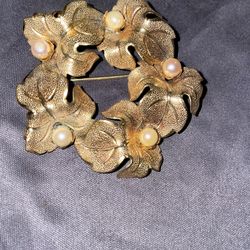 VTG 12 KTG TT Gold Maple Leaf Pearl Wreath Brooch