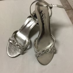 Women’s TOUCH OF NINA’S Silver ankle strap low heel sandals/shoes… Size 6 1/2 M