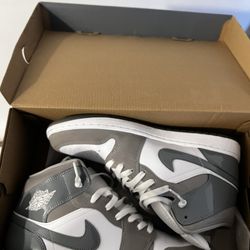 Jordan 1 Mid Patent cool grey 12