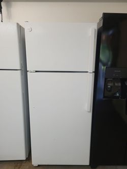 2022 Ge Refrigerator (Delivery Available)