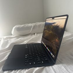 MACBOOK AIR 13’ *COMES WITH BOX AND ACCESSORIES*