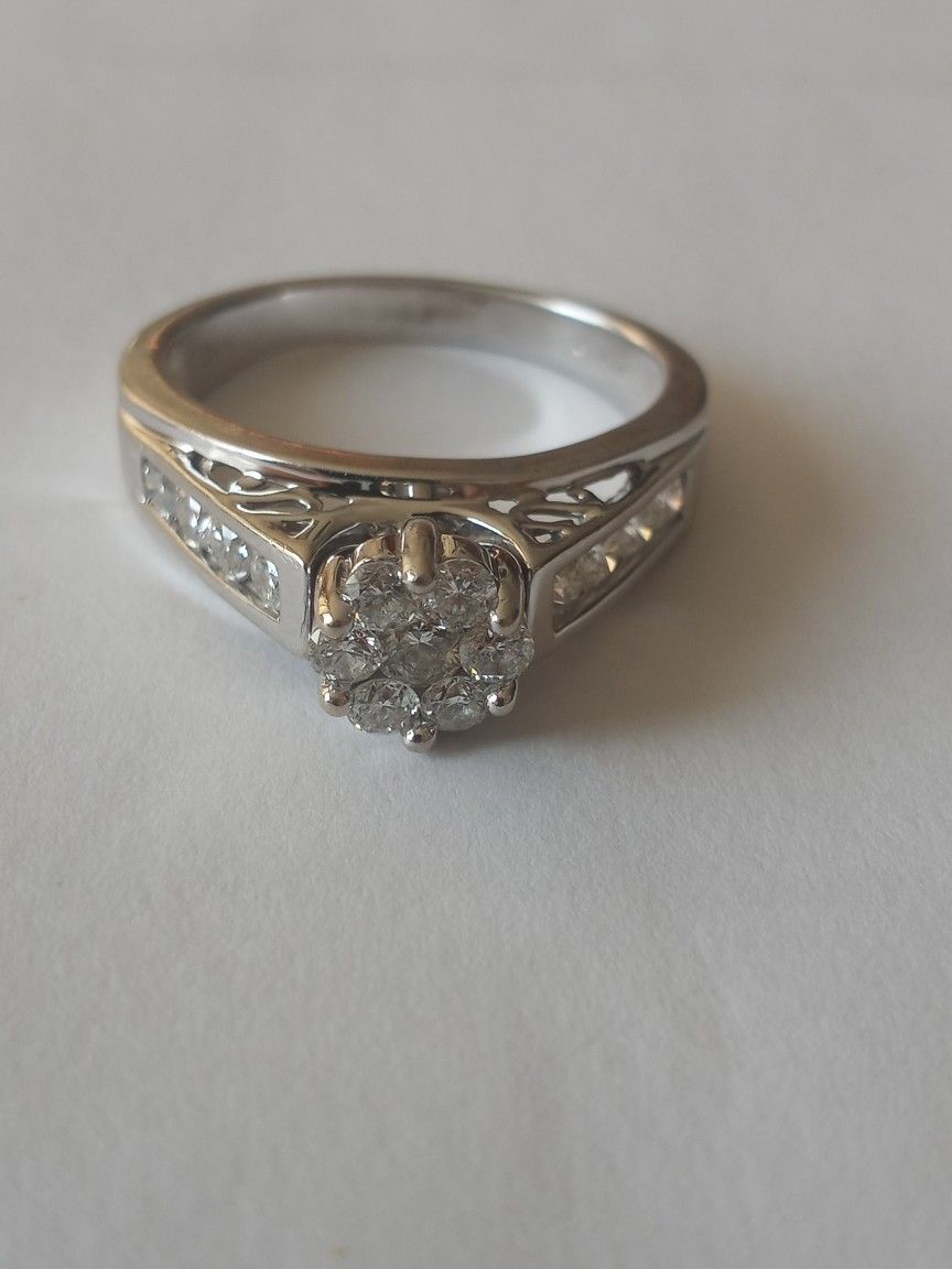 Beautiful 14kt White Gold Diamond Wedding Ring. 15 Diamond Count