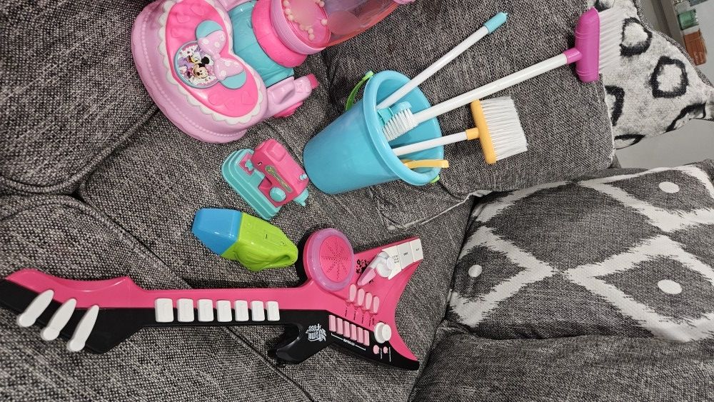 Guitarra,walkie talkie,caballos de Frozzen y Spirit
