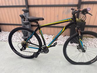 Specialized Hardrock Mountain Bike - Disc Brakes - 21 Speed - Great Trail Bike