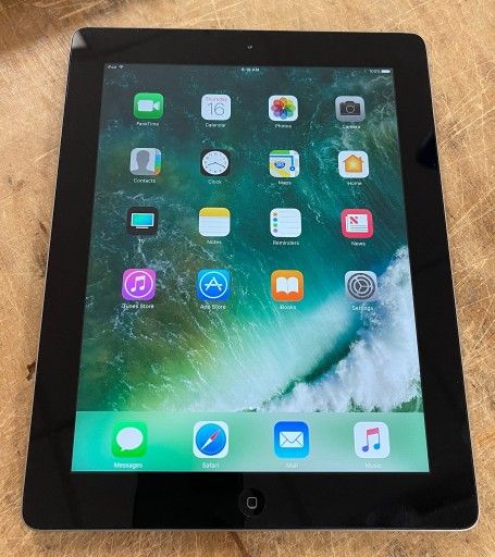 Apple ipad 4 older generation. 16gb storage. Clean