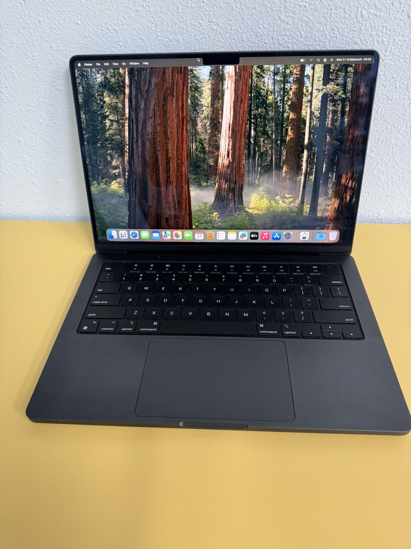 MacBook Pro (2024) 14” Apple M4 10-Core GPU -16gb RAM - SSD 512gb-