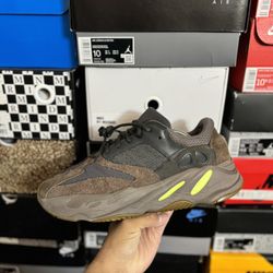 Adidas Yeezy 700 Mauve size 11 USED