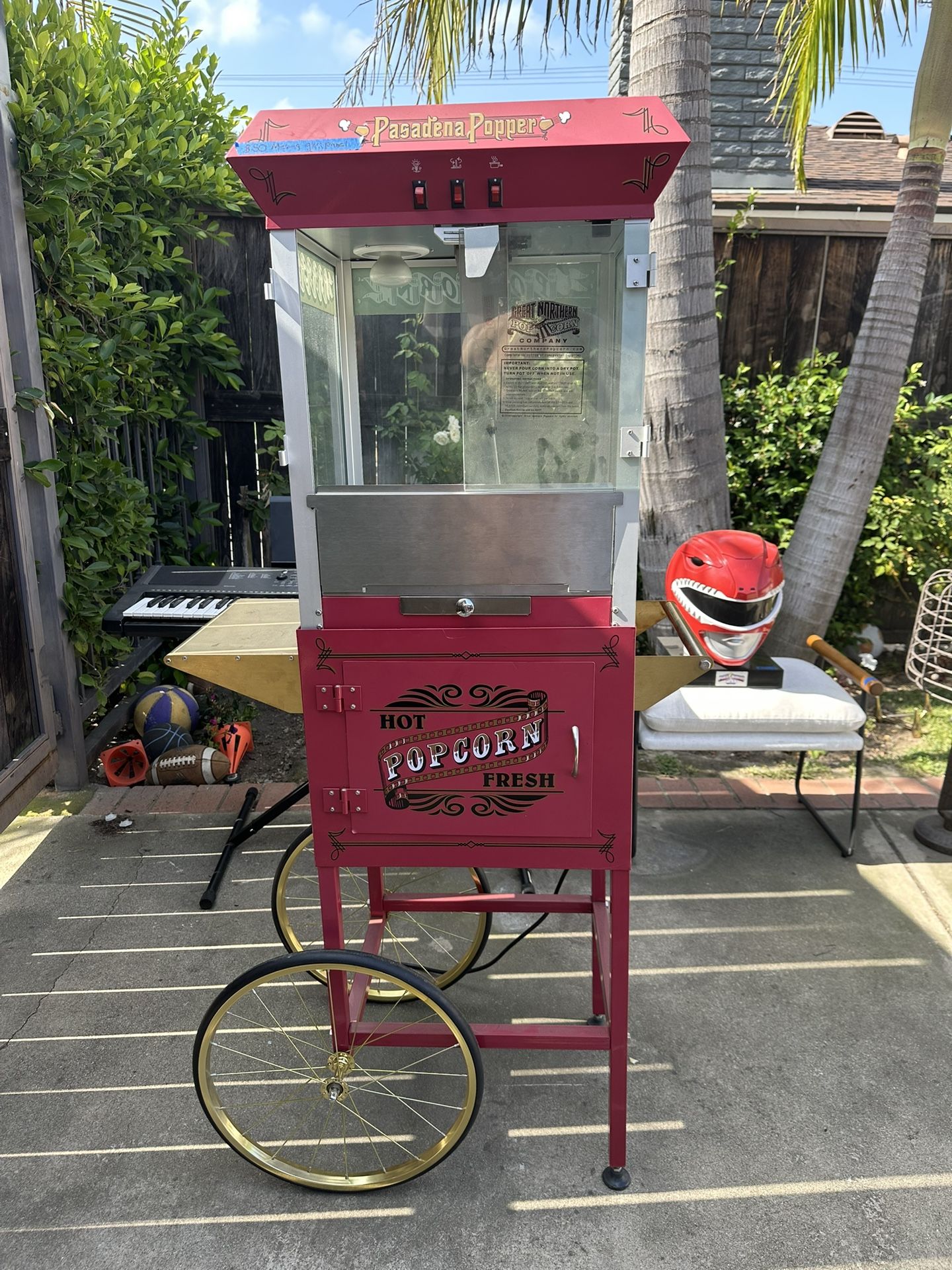Pasadena Popper OldSchool Popcorn Machine. Missing a glass panel on the front. Other than that condition is good