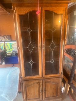 Curio cabinet $40 with light can deliver local Hemet