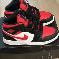 Air Jordan MID (GS) (Size: 7 Women’s/ 5.5mens)