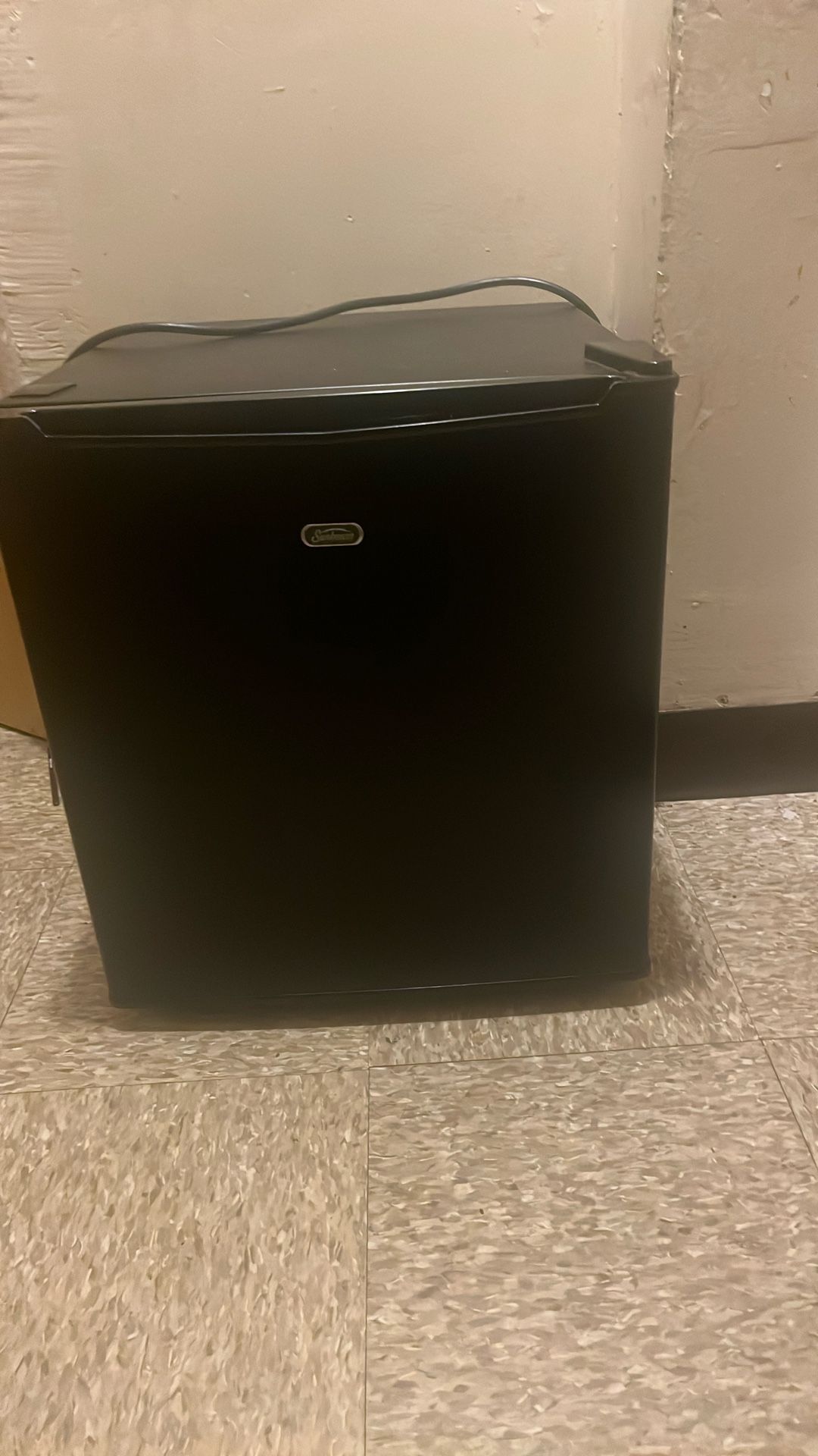 Mini fridge 