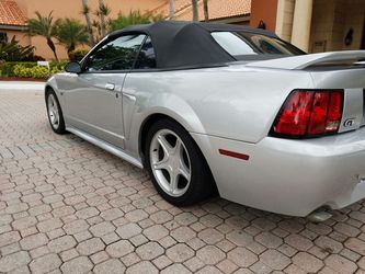 MUSTANG GT CONVERTIBLE 5 SPEED!