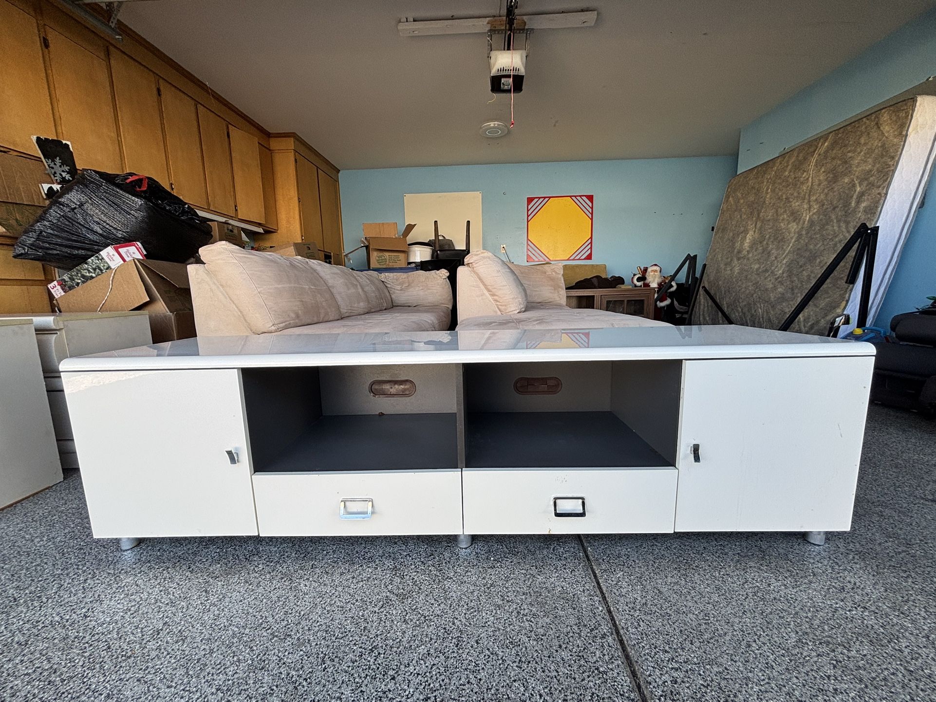 Tv stand, can deliver