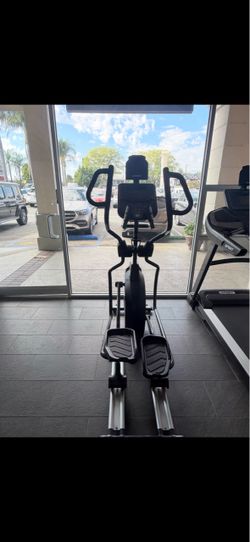 SPIRIT Commercial Elliptical Trainer – Excellent Condition – $950